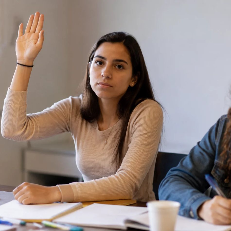 Roda de participantes; um deles repete em voz alta o argumento do colega antes de dar a resposta