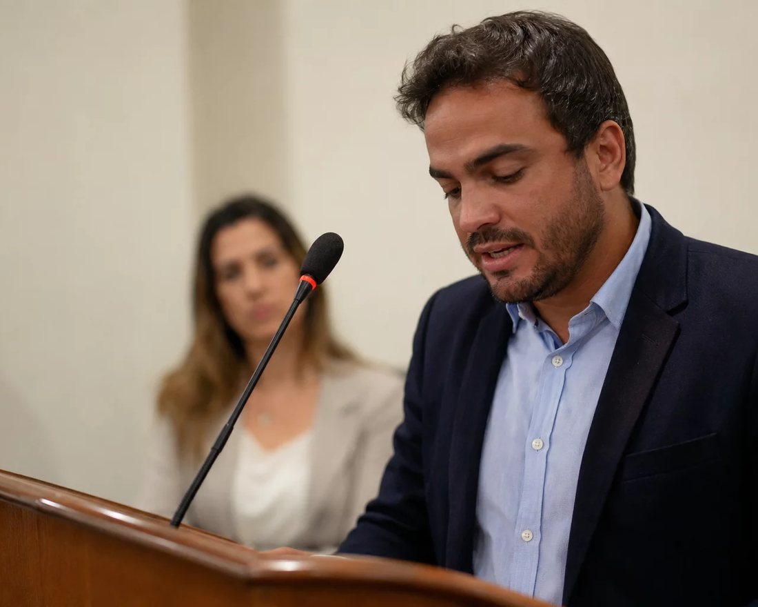 Mesa vista de cima com o esquema de um argumento rascunhado a lápis numa folha